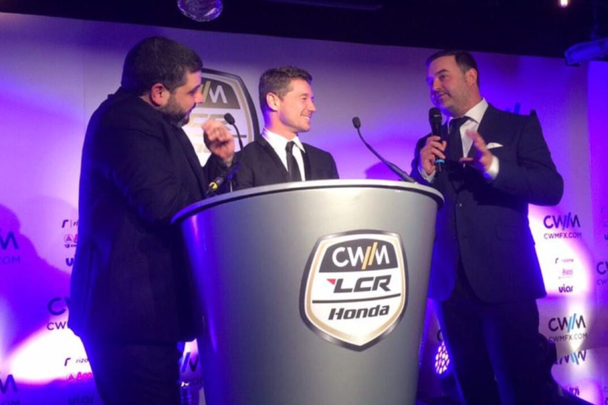 Teamvorstellung in London: Sponsor Anthony Constantinou (CWM), Lucio Cecchinello und Moderator Gavin Emmett