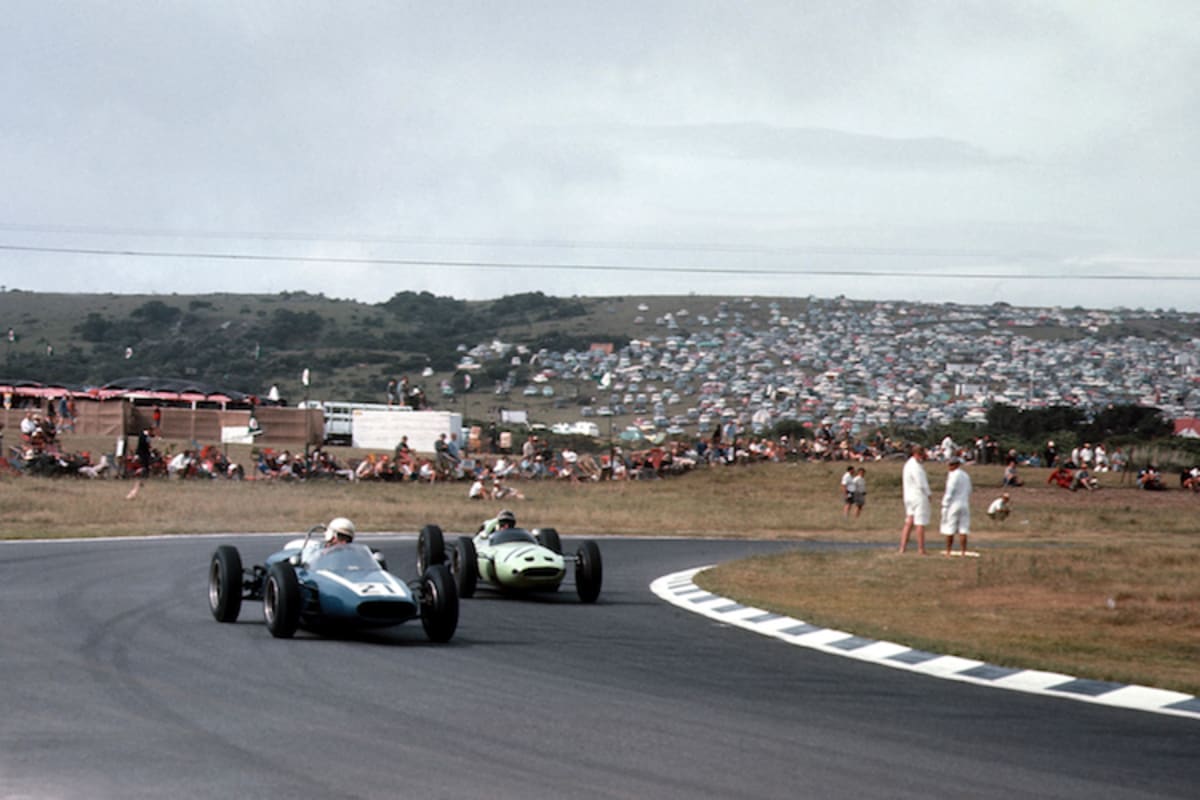 Doug Serrurier 1962 mit dem LDS-Alfa vor Innes Ireland im Lotus