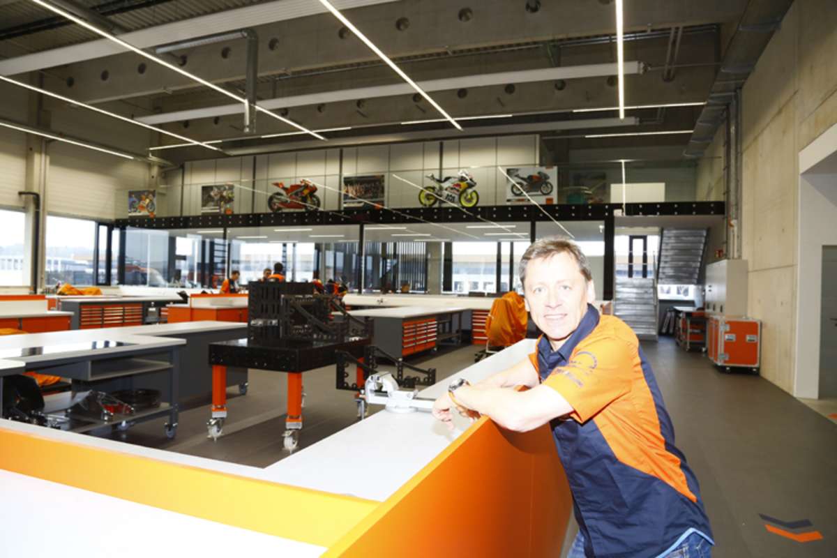MotoGP-Teammanager Mike Leitner vor seiner Rennabteilung