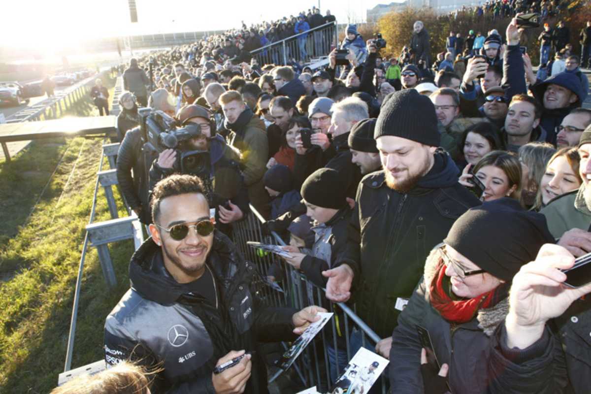 Lewis Hamilton liess sich natürlich auch nich zwei Mal bitten, als die Fans nach ihm verlangten