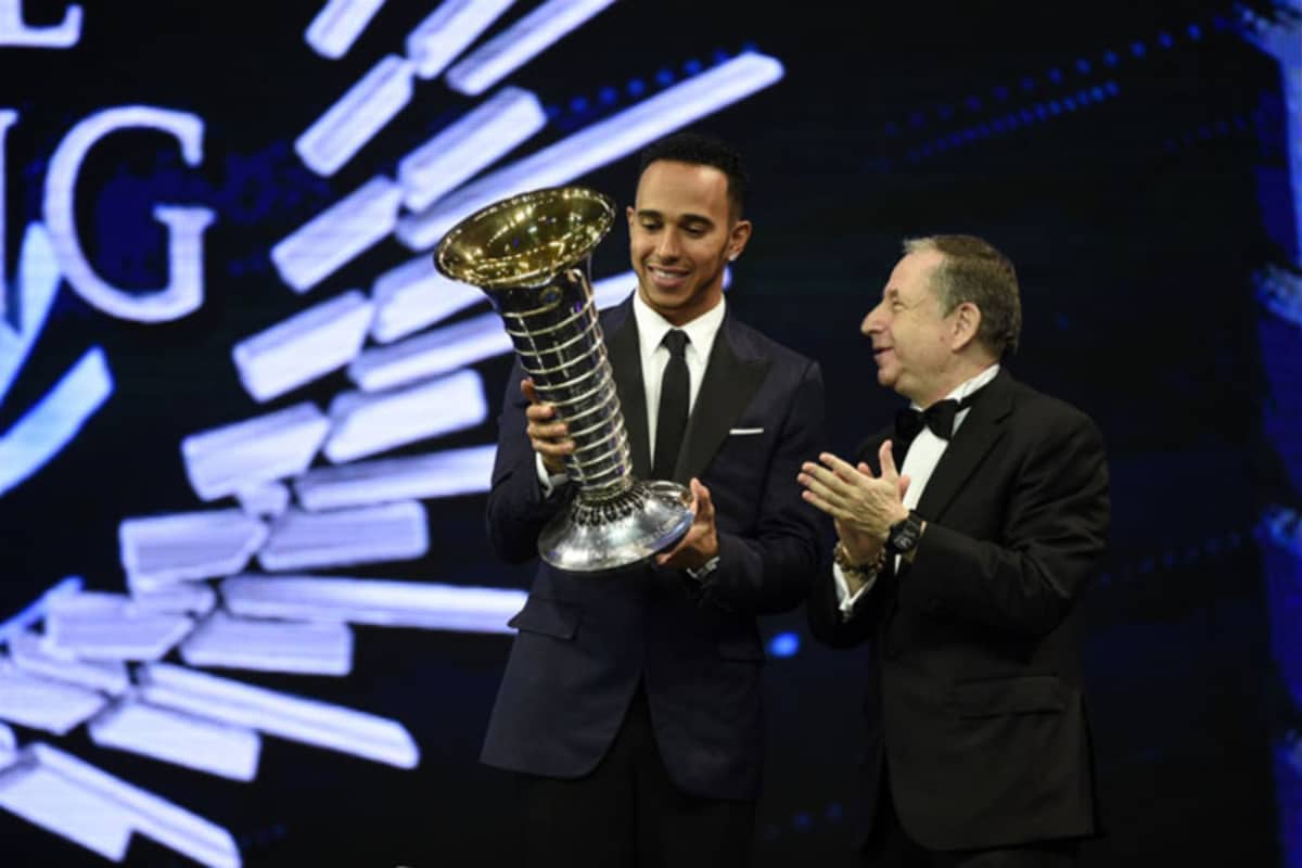 Formel-1-Weltmeister Das gefällt dem FIA-Präsidenten Jean Todt: Lewis Hamilton freute sich über seinen Pokal 