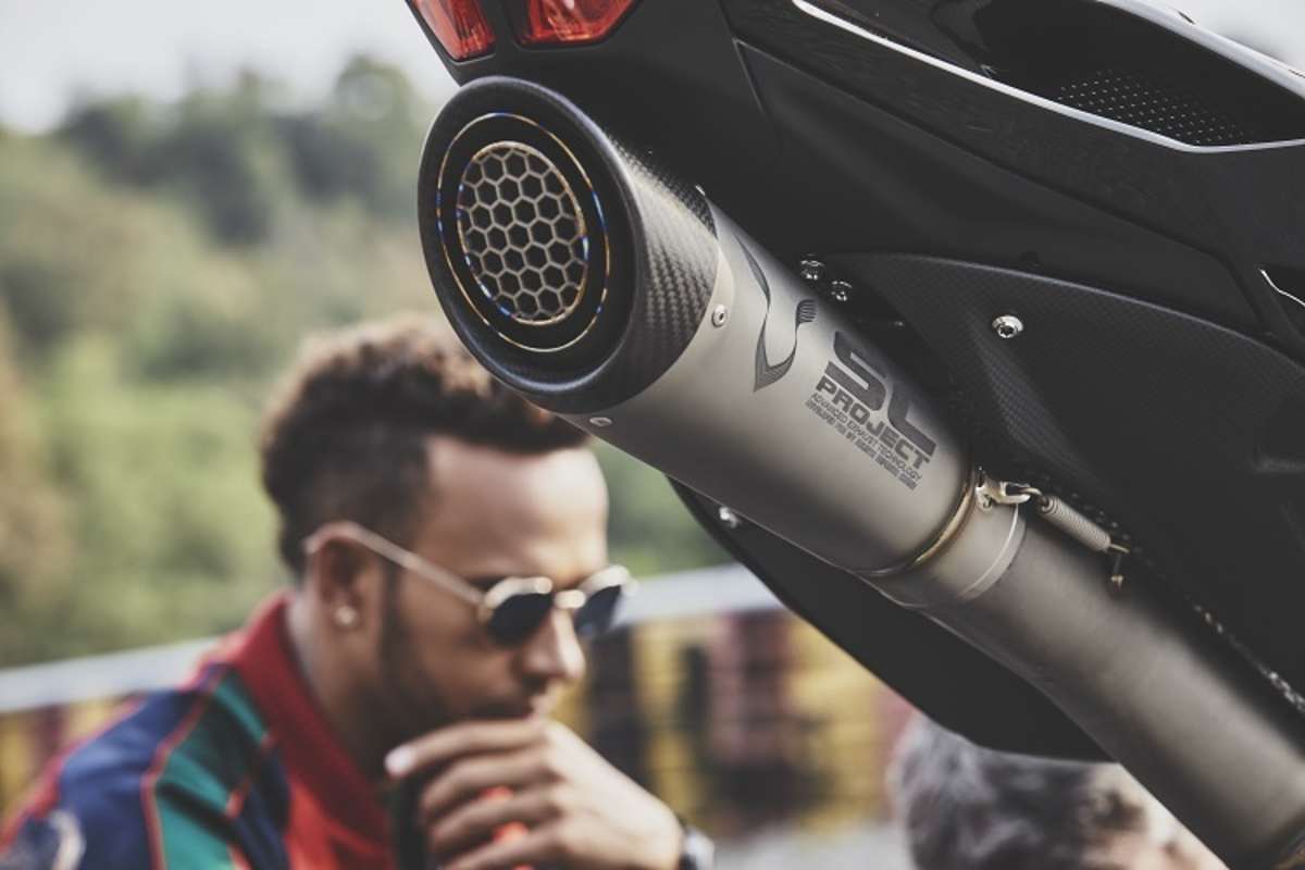 Attention to Detail: Pirelli applizierte extra für dieses Modell rote Streifen auf den Reifenflanken