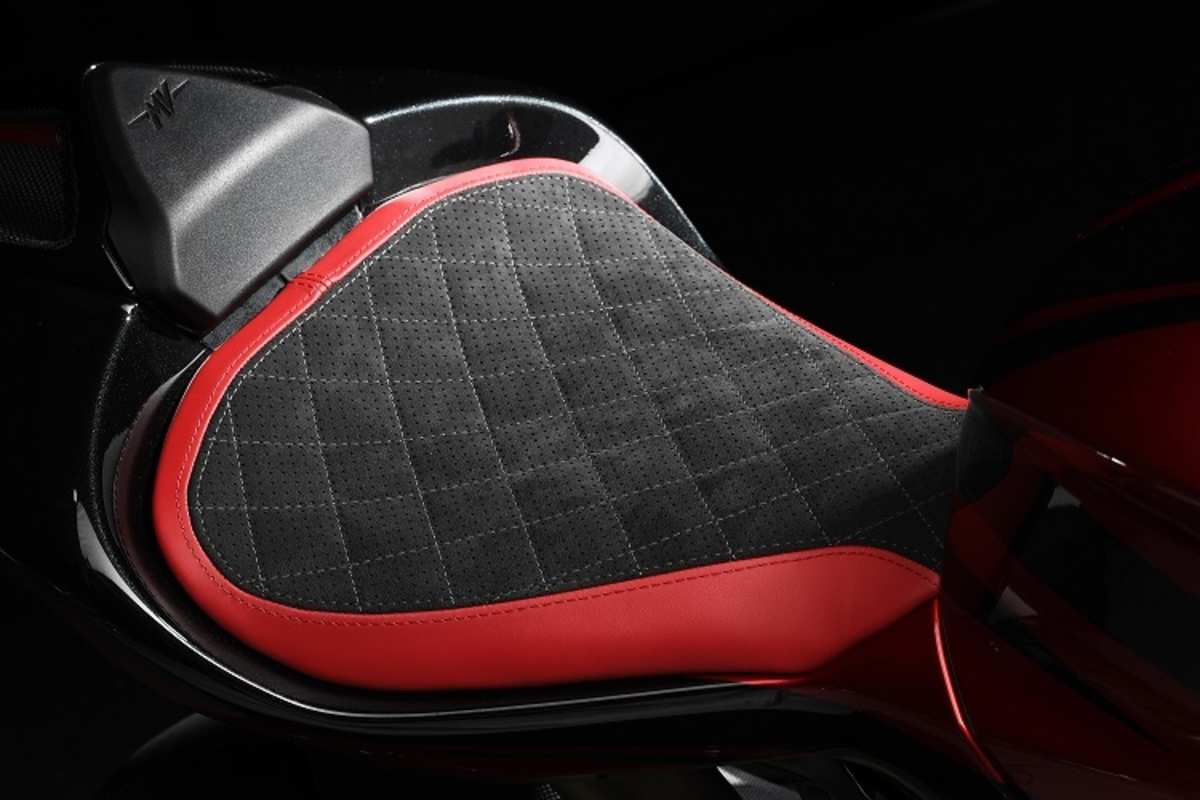 Beim Sattel wurde echtes Leder mit Alcanttra kombiniert