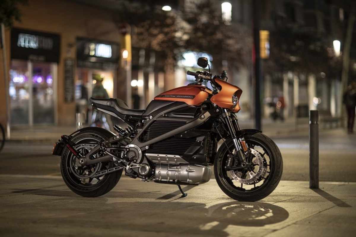 Kein sonores Motorgeräusch, sondern ein hochfrequentes Heulen begleitet den Fahrer der Elektro-Harley