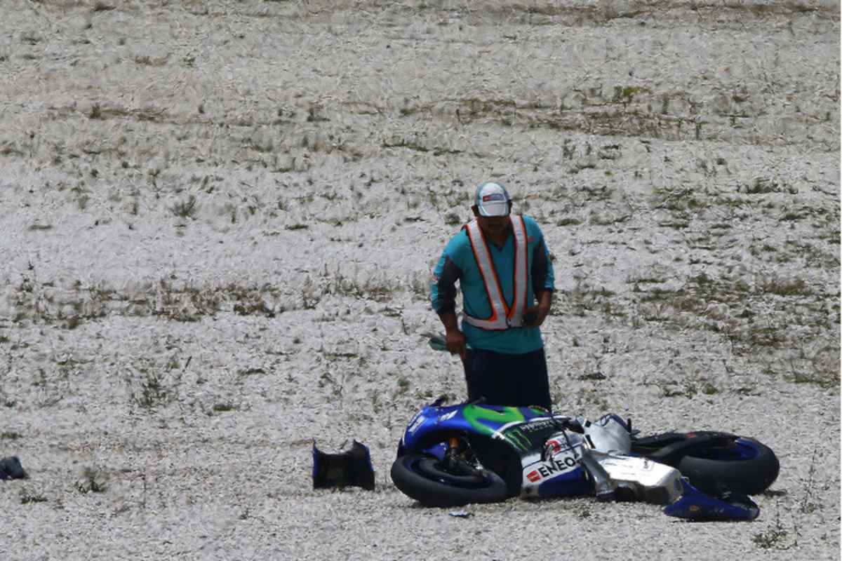 Die Yamaha von Jorge Lorenzo liegt nach dem Sturz im Kiesbett