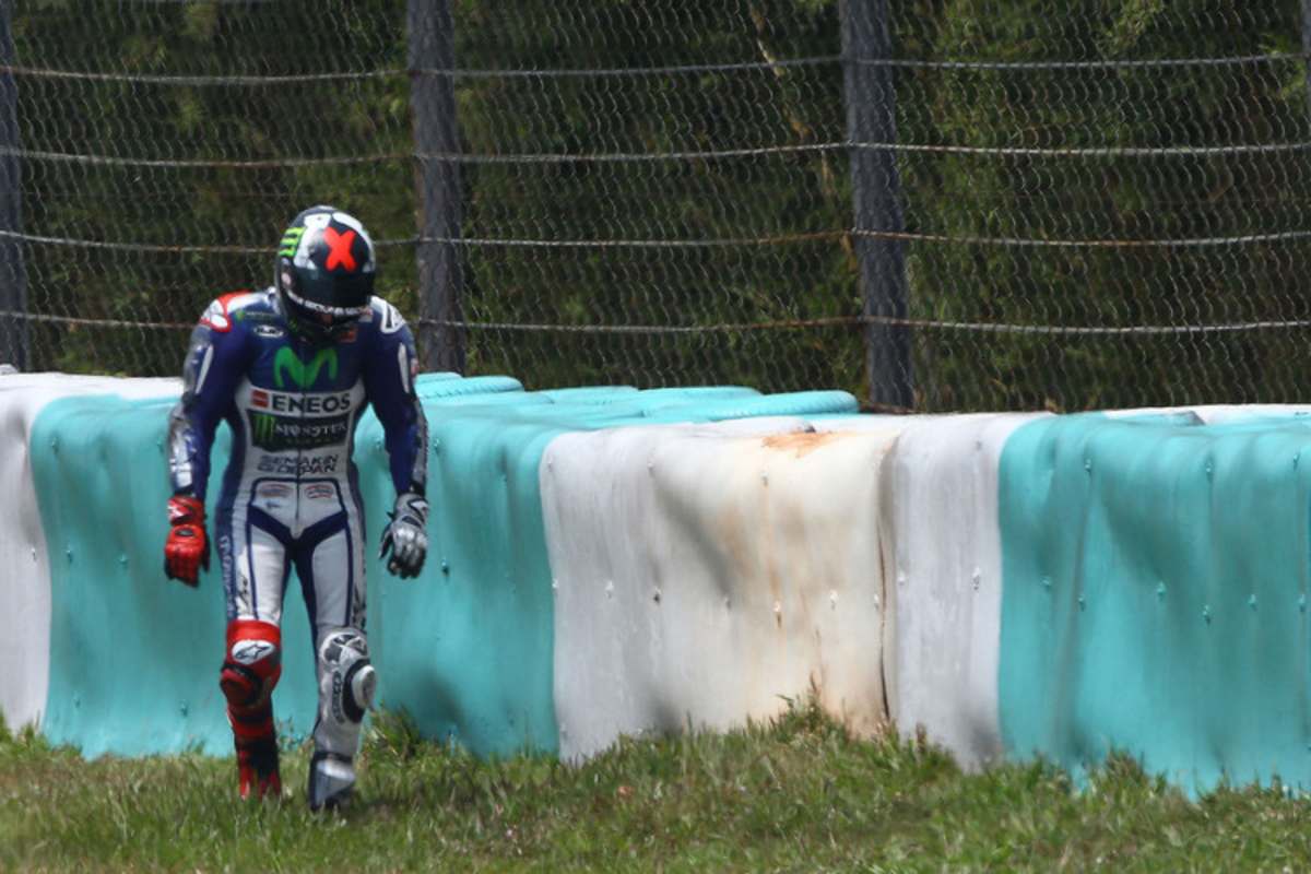 Nach dem Crash stapfte Jorge Lorenzo enttäuscht Richtung Box