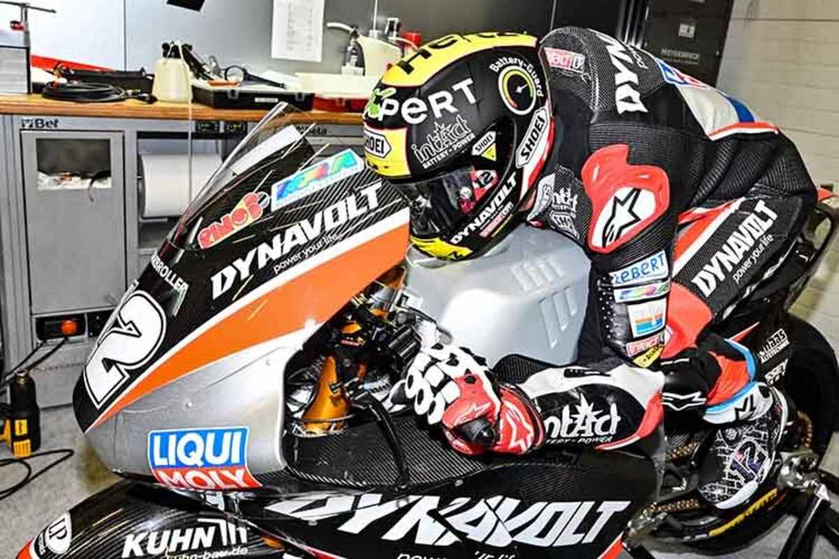 Tom Lüthi bei der Sitzprobe in der Intact-Box in Jerez