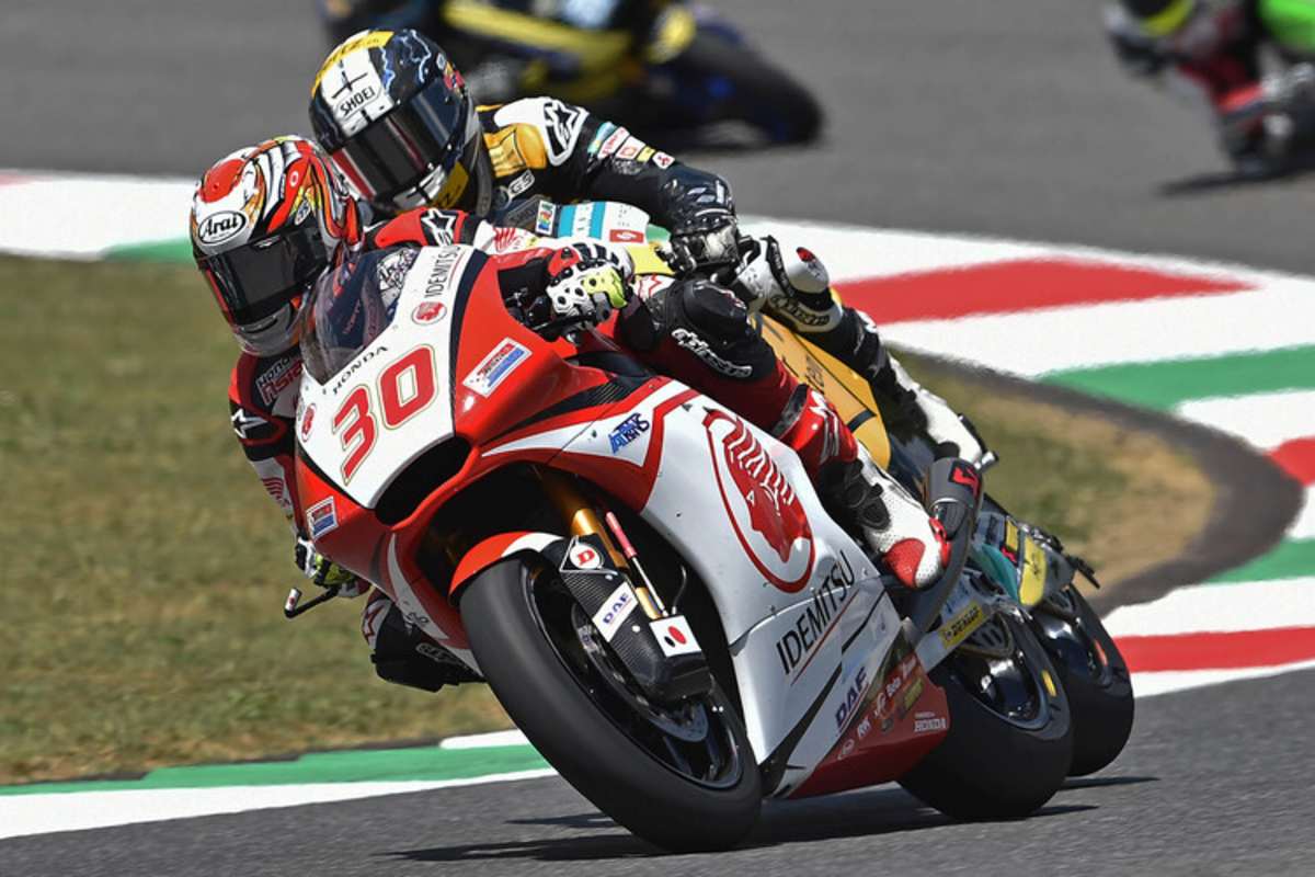 Lüthi versucht, innen einer Kollision mit Nakagami auszuweichen...