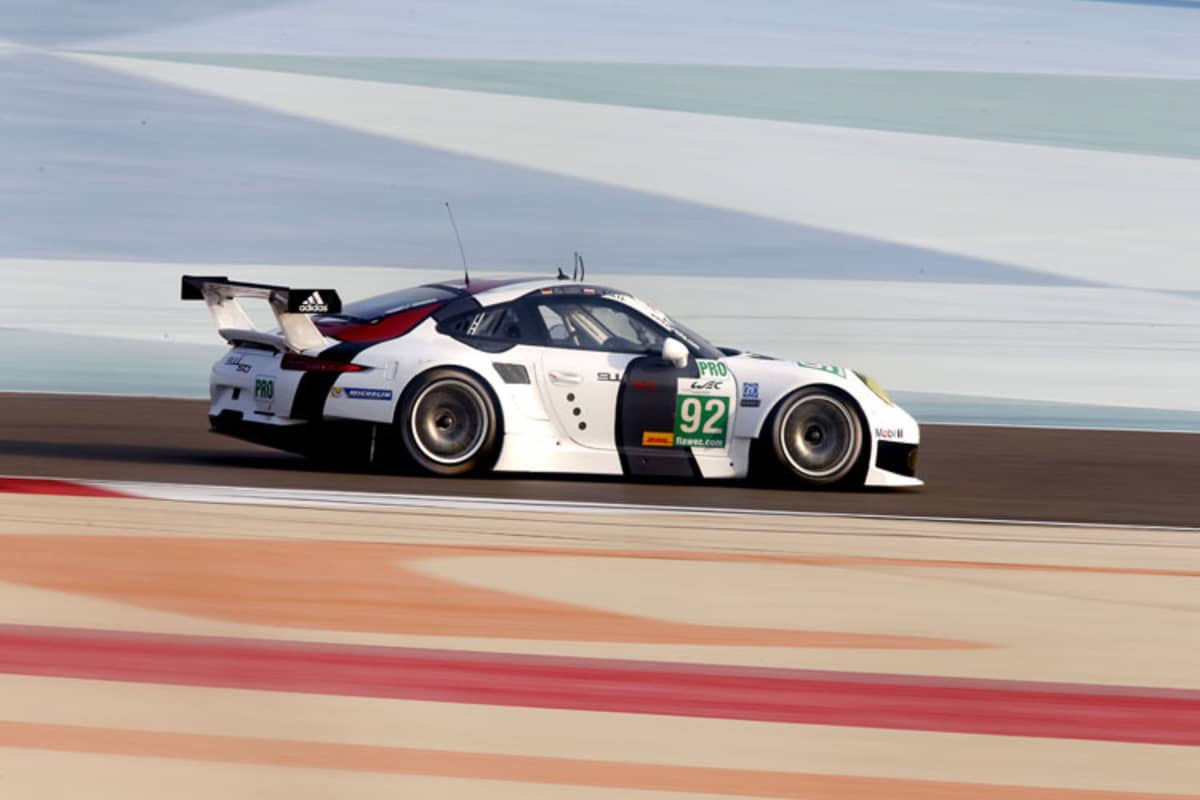 Der Heckflügel ist 80 Millimeter breiter