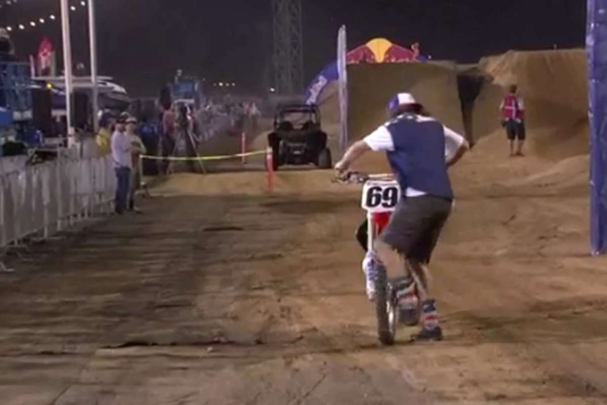 Der Mechaniker von 'Ronnie Mac' richtet nach dem Crash noch kurz den Lenker