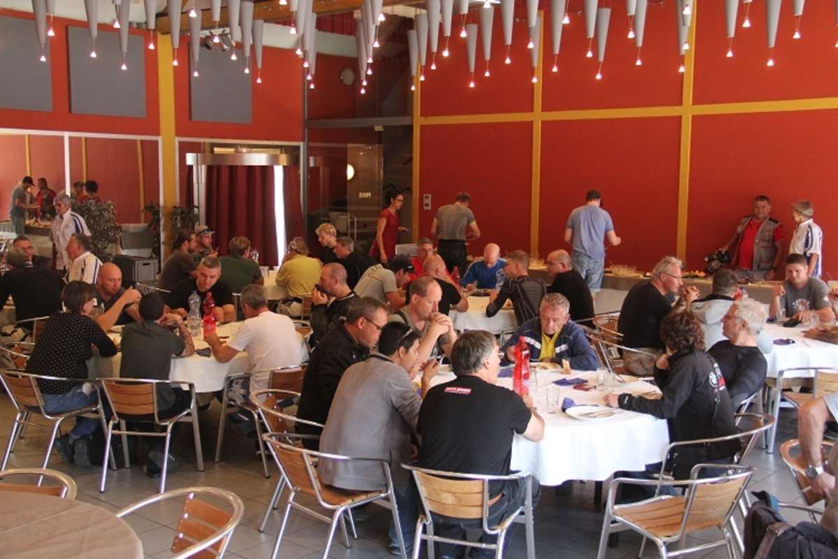 Gutes Essen gibt gute Stimmung: Das Mittagsbuffet ist auf 5-Sterne-Niveau