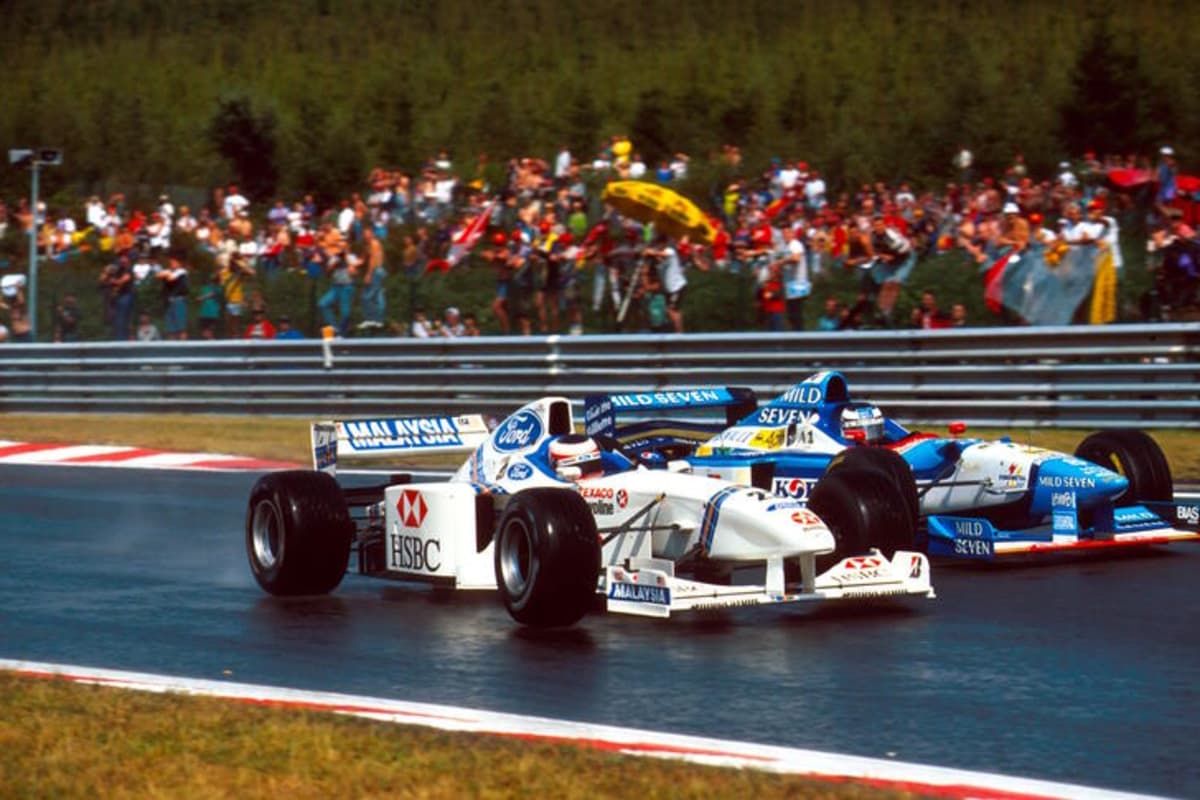 Jan Magnussen 1997 im Auto von Stewart Grand Prix, hinten Gerhard Berger im Benetton