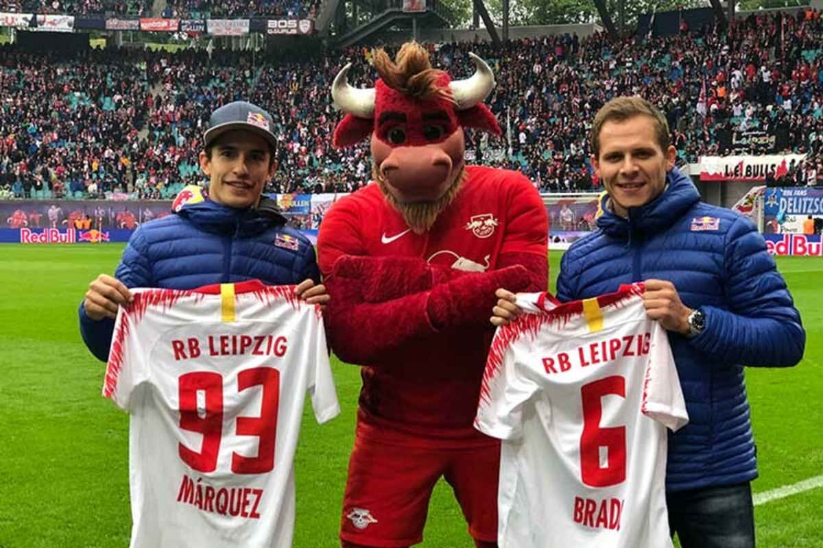 Marc Márquez und Stefan Bradl mit dem RB-Maskottchen