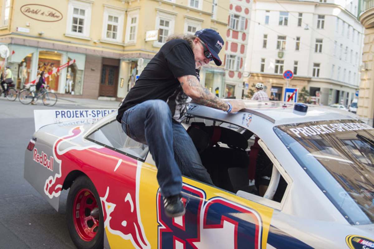 Tattoo-Künstler Mario Barth wurde stilecht im NASCAR-Renner zum Dinner chauffiert