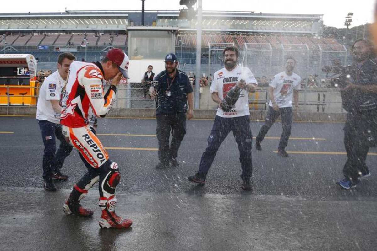 Bild 10: Sektdusche nach dem überraschenden Titelgewinn in Japan