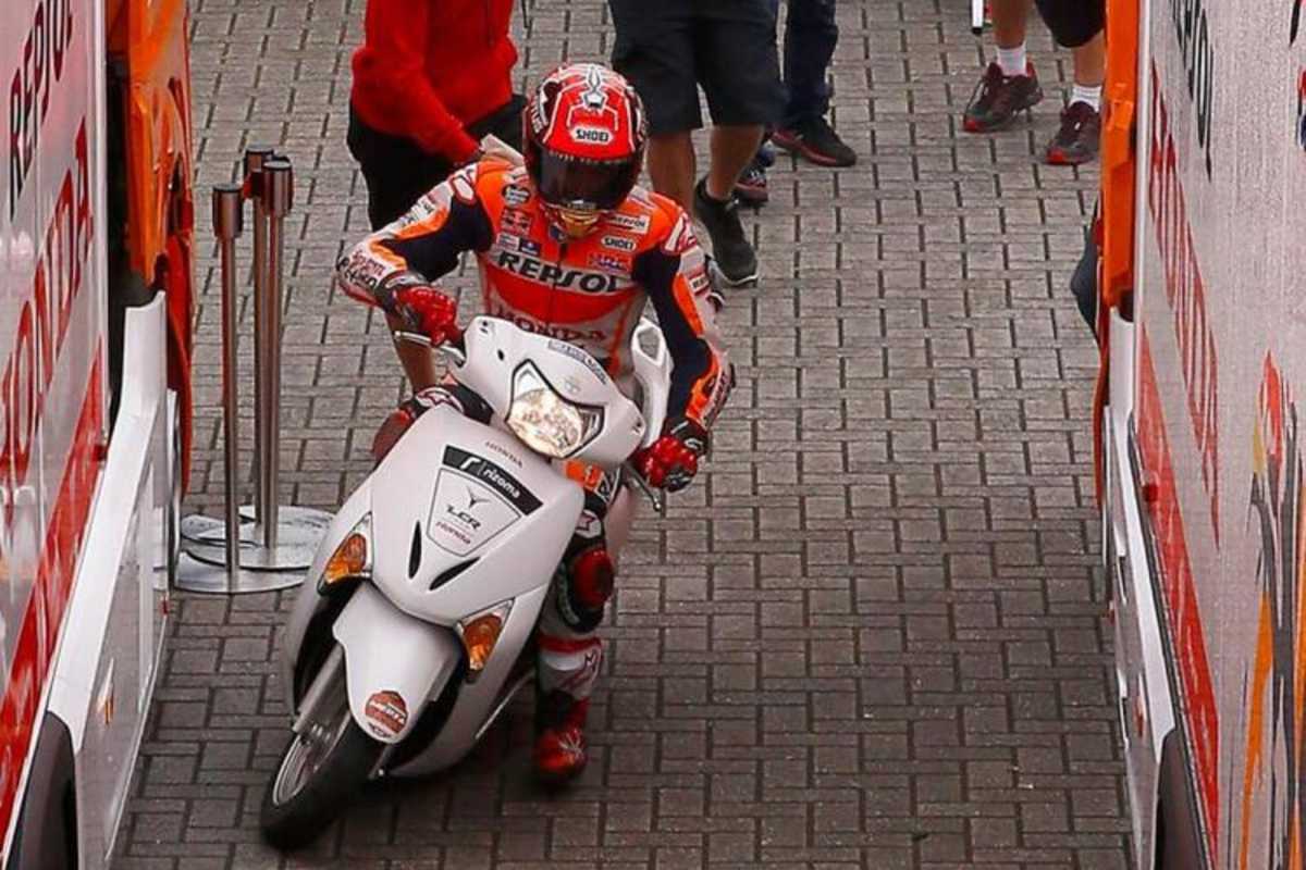 Bild 6: In Assen entwendete Márquez einen Roller neben der Strecke