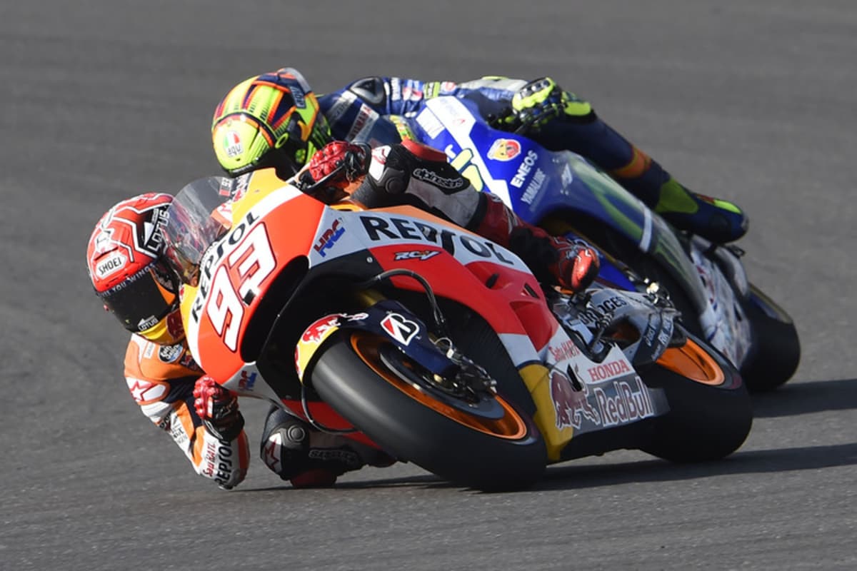 Das grosse Duell: Marc Márquez wehrt sich hier noch gegen Rossi