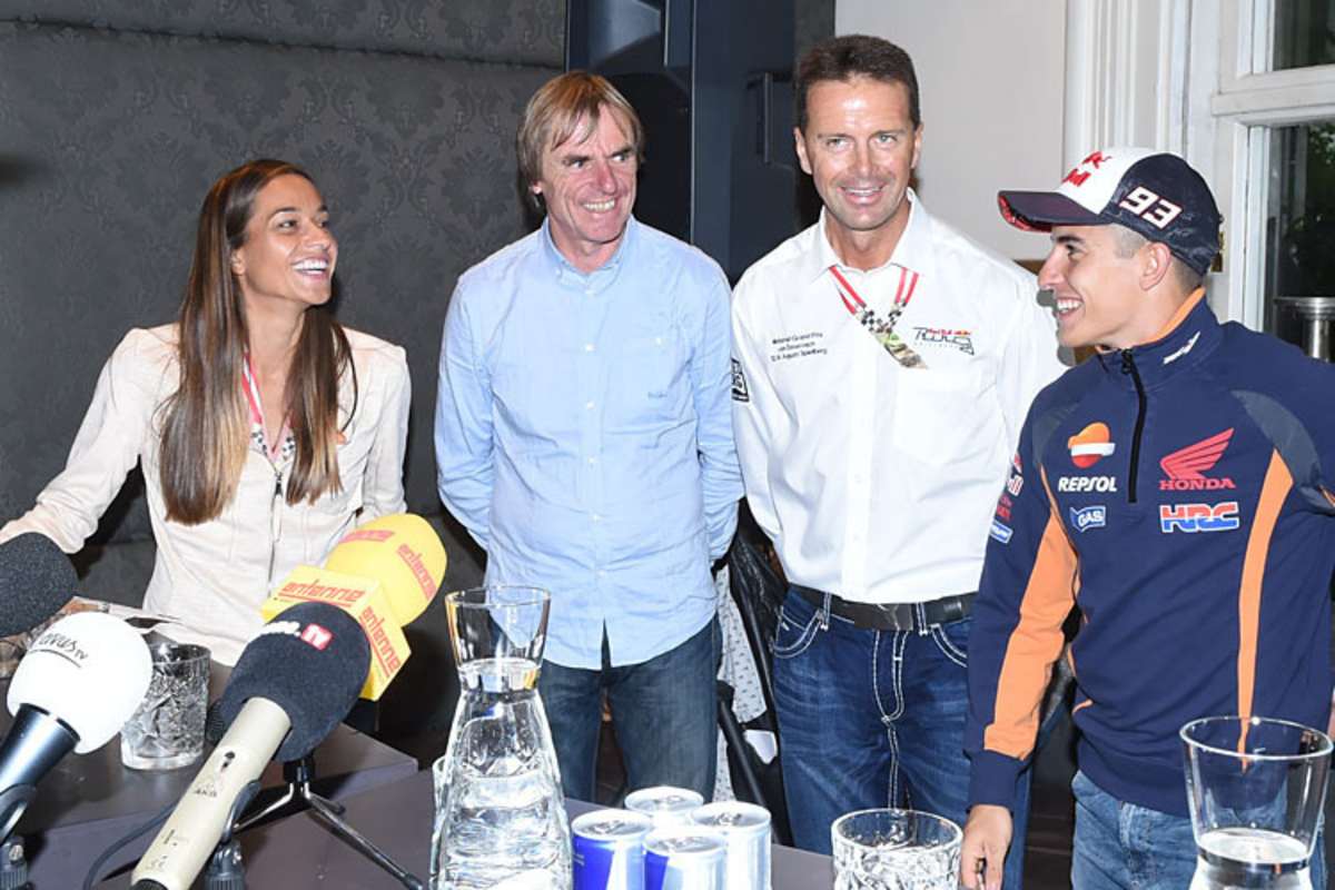 Die Servus-TV-Mitarbeiter Andrea Schlager, Gustl Auinger und Andy Meklau mit Marc Márquez