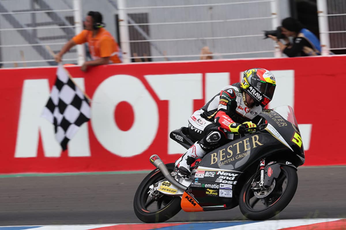 Karierte Flagge für Sieger Jaume Masia