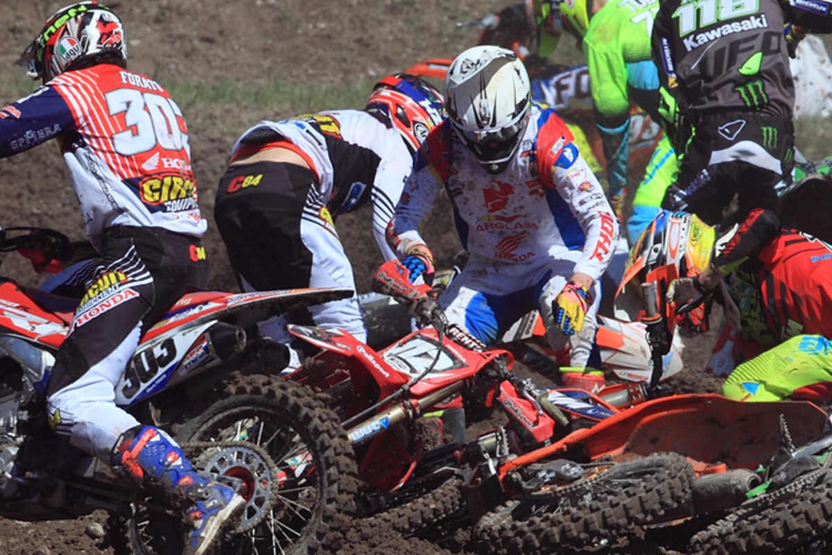 Es krachte heftig nach dem Start zum zweiten EMX-250-Lauf