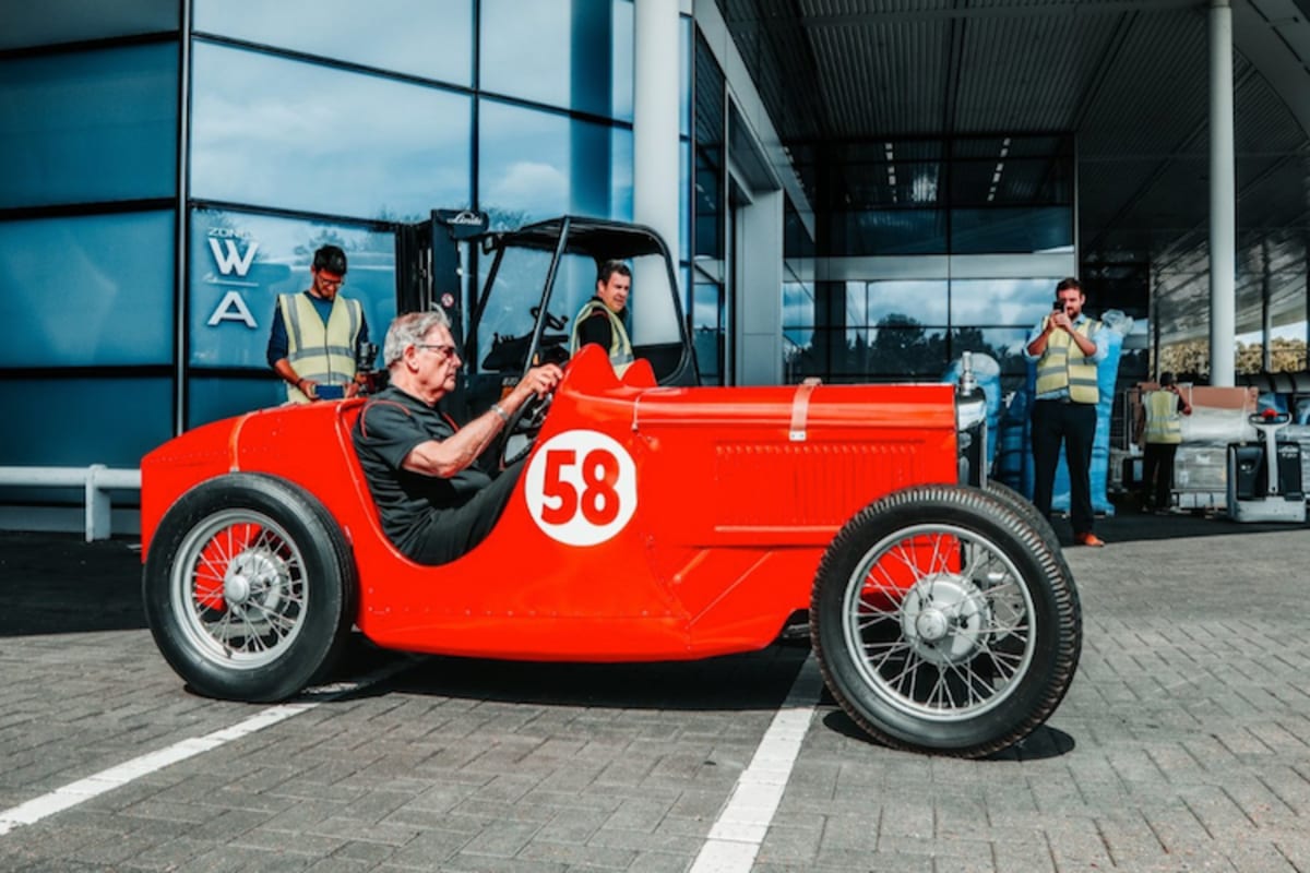 Tex Rowe mit dem Austin 7 von Firmengründer Bruce McLaren