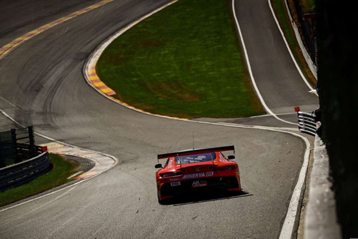 Der Mercedes-AMG GT3 von AKKA ASP auf dem Weg in die Eau Rouge