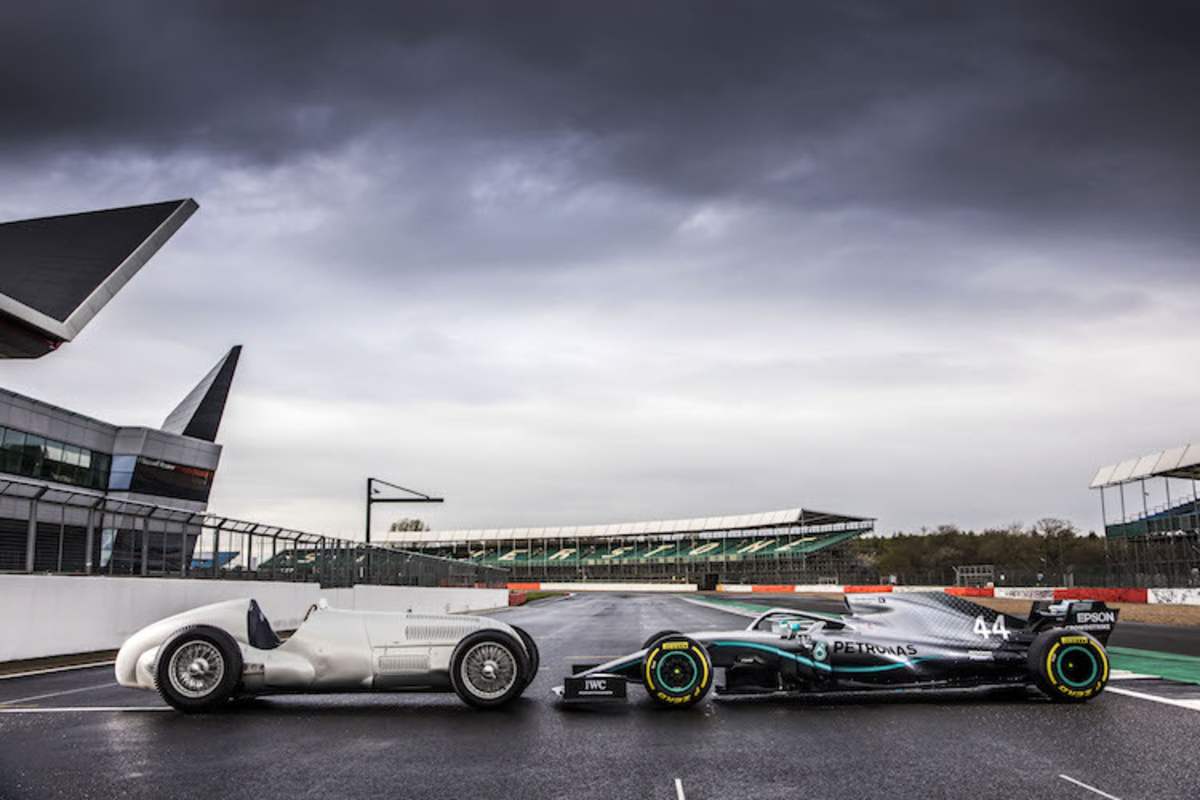 Der Mercedes-Benz W 125 von 1937 und der Mercedes-AMG F1 W10 von 2019 gemeinsam auf der Rennstrecke in Silverstone