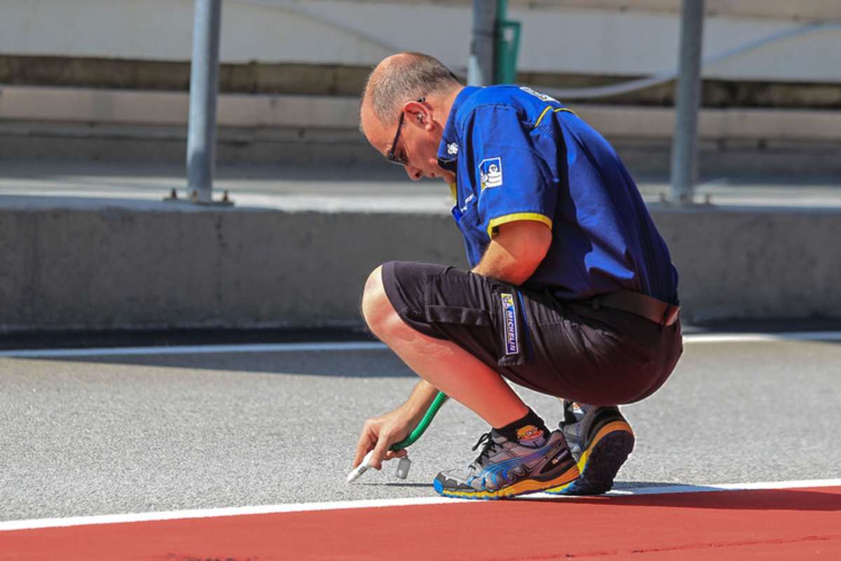 Ein Michelin-Techniker misst die Asphalttemperatur in der Boxengasse