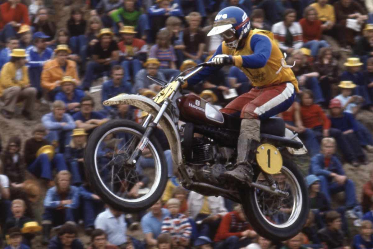 Heikki Mikkola auf der luftgekühlten Twin-Shock Zweitakt-Husqvarna