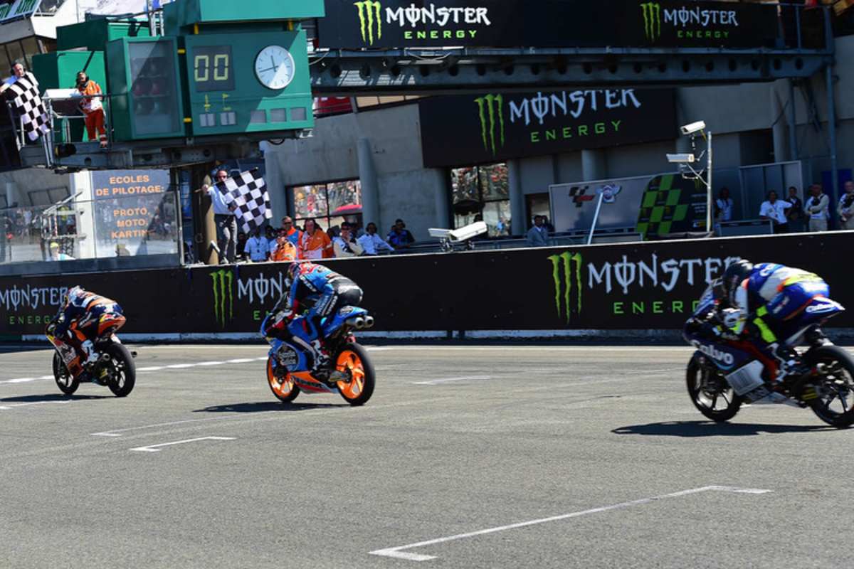 Zieldurchfahrt: Jack Miller vor Alex Rins (Honda) und Isaac Viñales