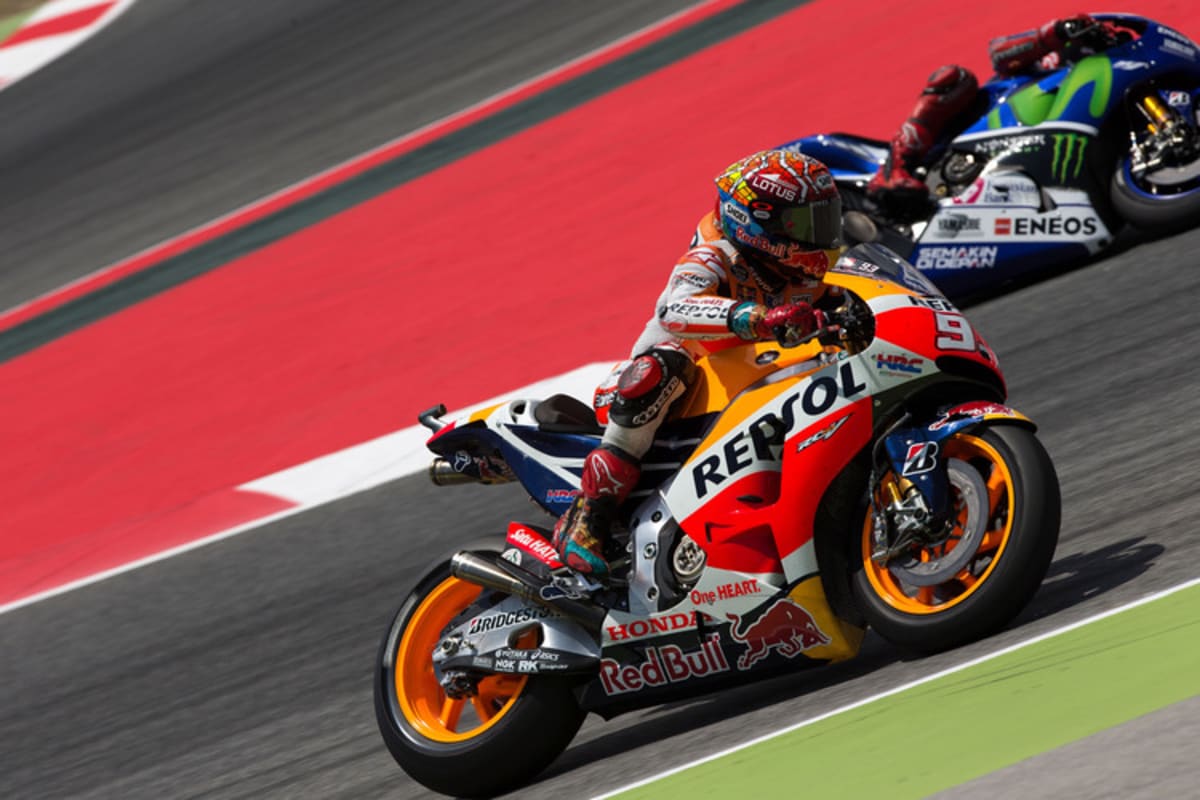 5. Bild: Márquez gerät neben die Piste, Lorenzo fährt ungerührt innen durch