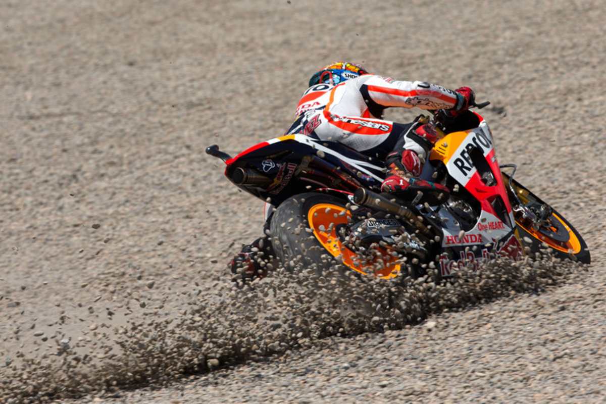 6. Bild: Márquez fährt mit hohem Speed in den Kies und legt das Bike um, weil eine Mauer naht