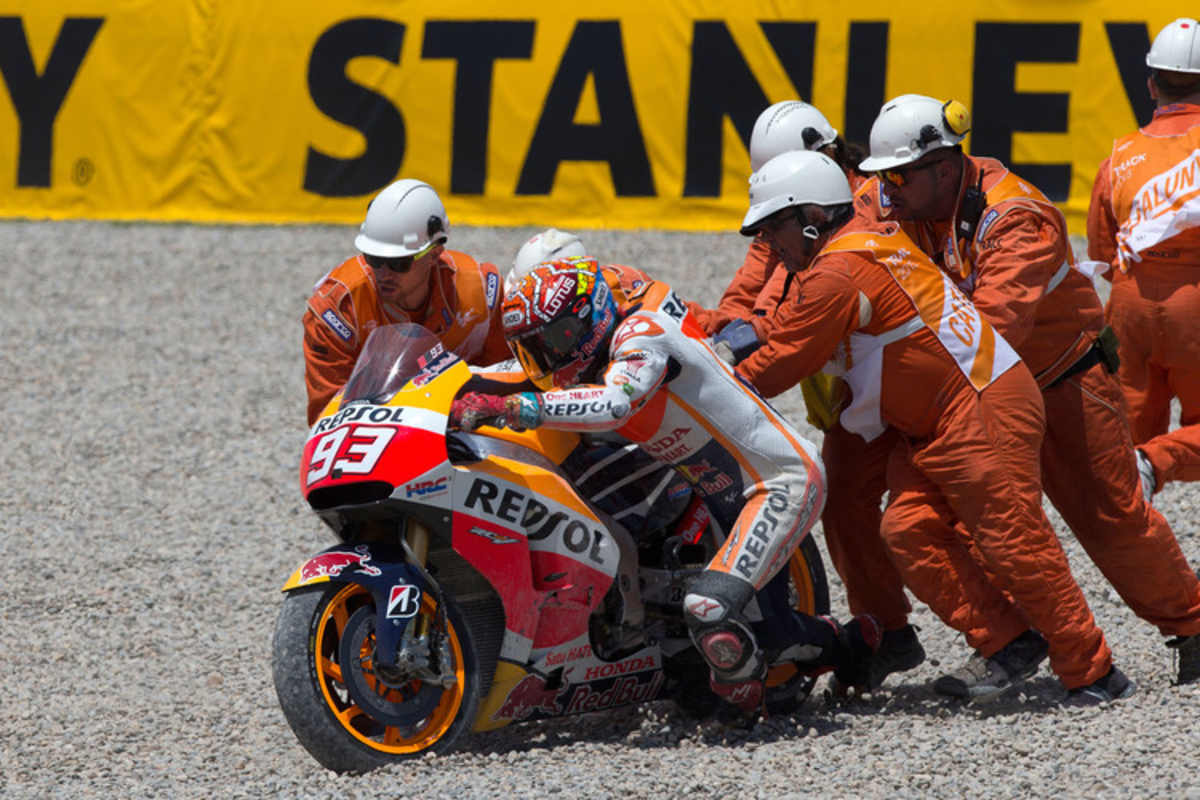 8. Bild: Die Streckenposten helfen dem Weltmeister, das Bike wieder auf die Piste zu befördern