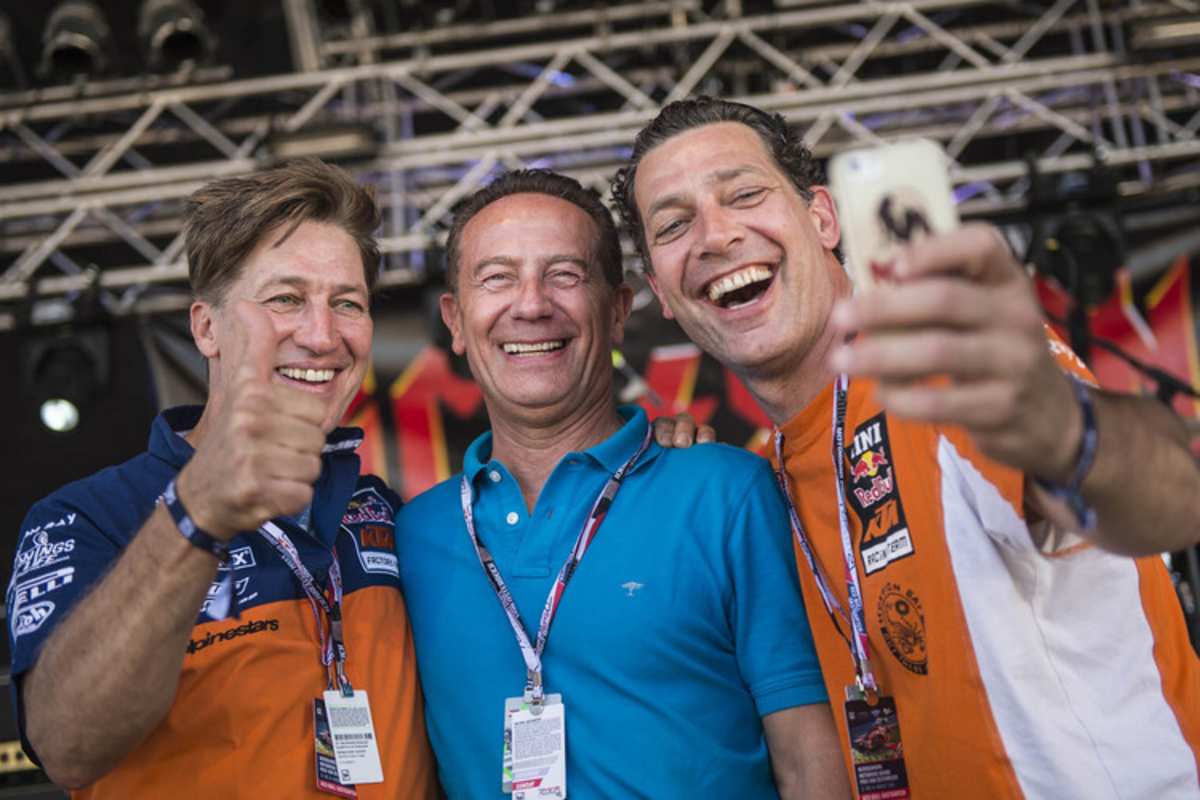 Die Schauspieler Moretti (links) und Bloeb mit Johnny Cecotto (Mitte)