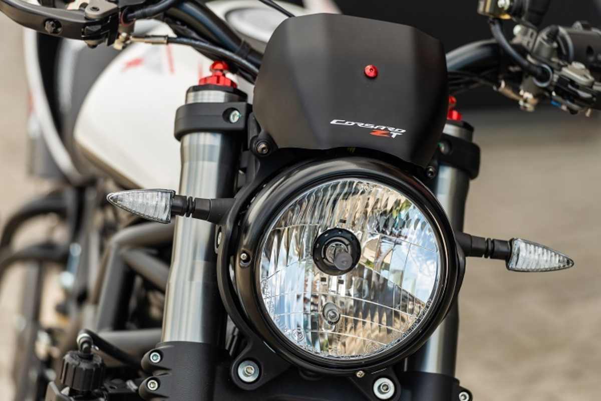 Kantiger Tank mit imitierten Befestigung mit einem gelochten Stahlband 