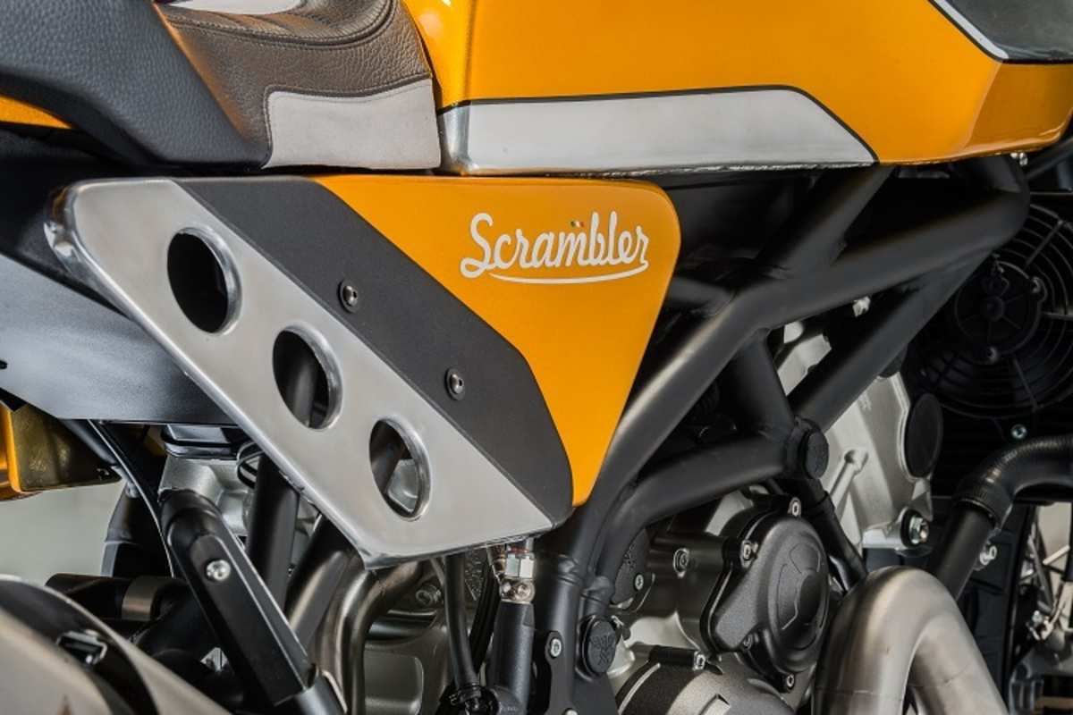 Charakterstische Seitenverkleidung der Scrambler