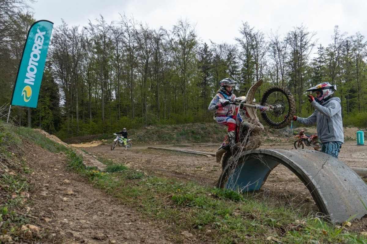 Rok Bagoros rockte mit seiner 690er KTM Langenthal und verteilte Küsschen an junge Ladies und Gummi auf den Asphalt