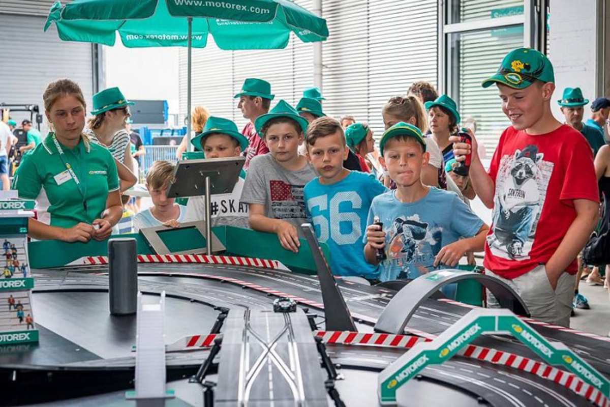 Gute Jungs mögen schnelle Maschinen – und der Nachwuchs ist gesichert