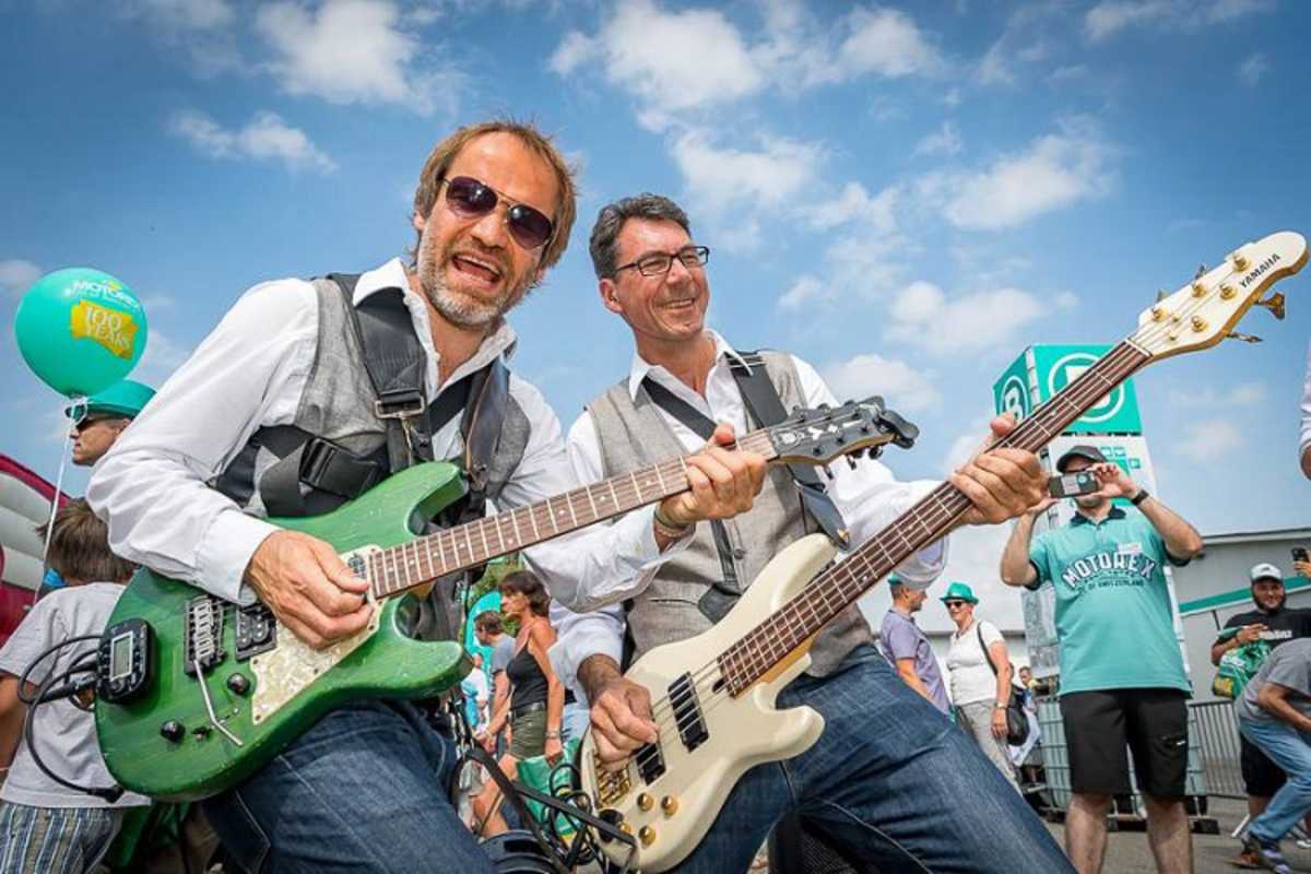Die Band ComboCombo zog wie eine Gruppe Straßenmusikanten durchs Festgelände und sorgte für Stimmung