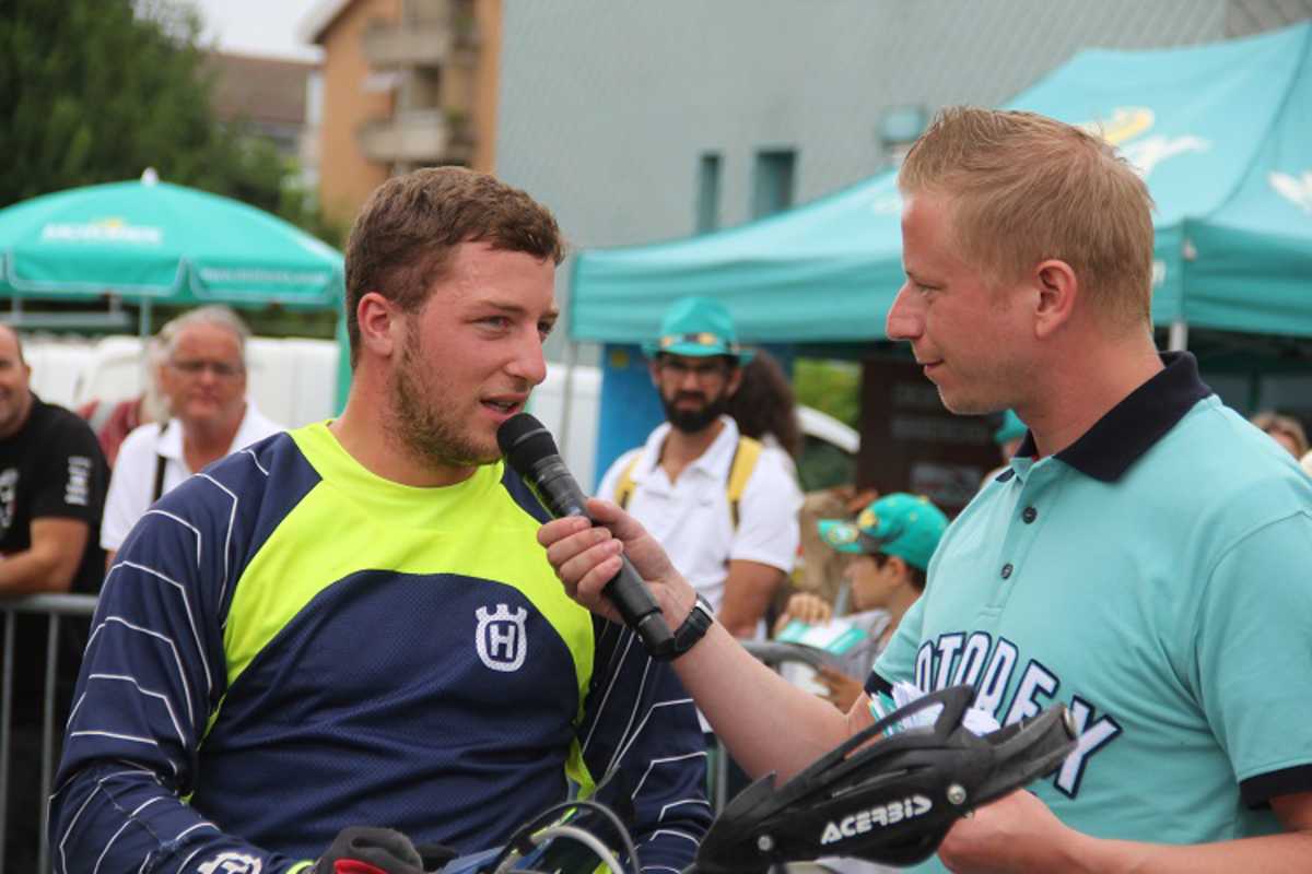 Skirennfahrer Justin Murisier erklärt Interviewer Urs Sahli den Trainingseffekt des Endurofahrens