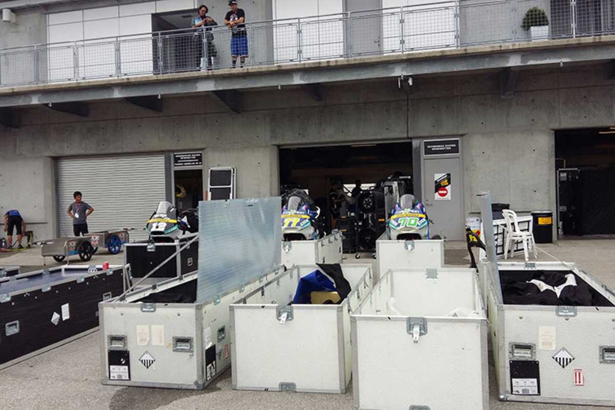 Die Bikes mussten am Sonntag nach den Rennen schnell nach Europa transportiert werden