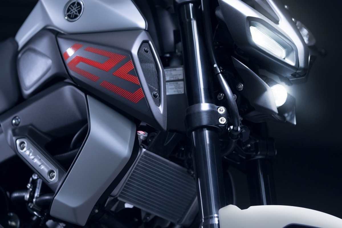 Öhlins, gar nicht dezent zu Schau gestellt an der MT-09 SP