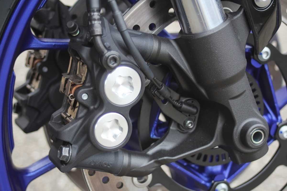 Die Gabel der MT-09 ist deutlich komfortabler abgestimmt. Auch sie wird von KYB gebaut.