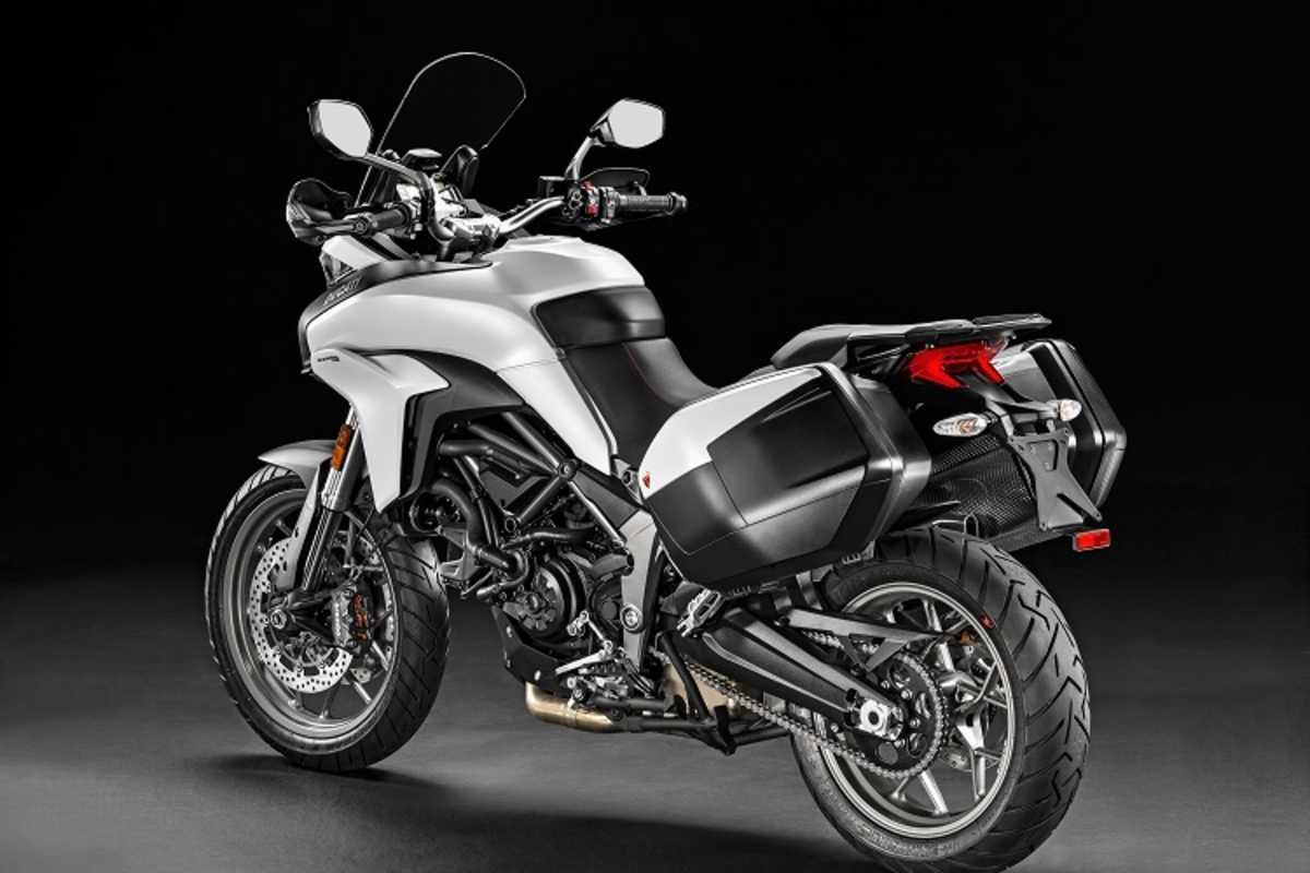 Mit 19er Vorderrad und hochwertigen Federelementen ist die 950er keine Reisesupermoto, sondern eine moderne Reiseenduro