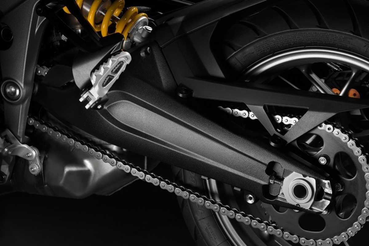 Schön gemachte Zweiarmschwinge, On/Off-Bereifung und praxisgerecht per Handrad einstellbare Federvorspannung