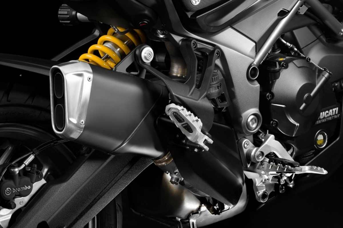 Sportlich hochgezogener Auspuff, sieht gut aus, vermindert aber das Volumen des rechten Koffers