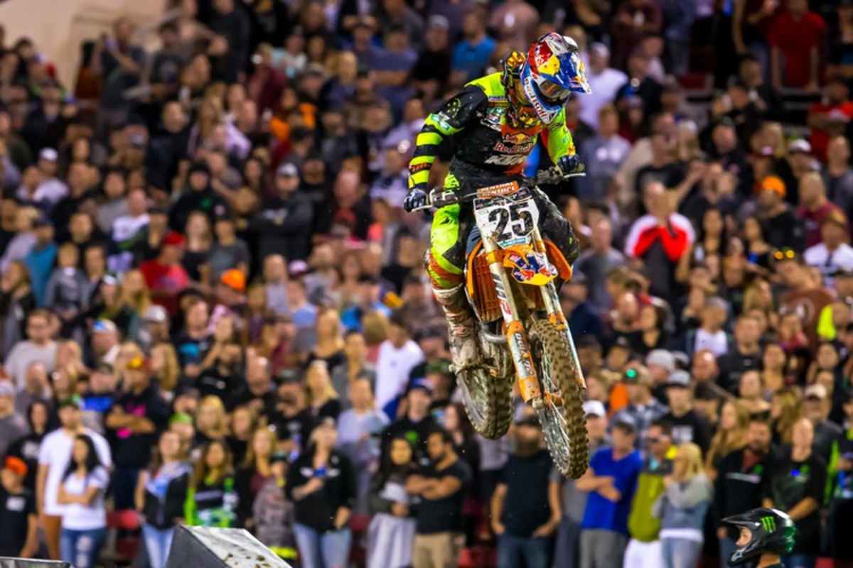 Marvin Musquin beim Monster Energy Cup 2017 vor einer gewaltigen Zuschauerkulisse