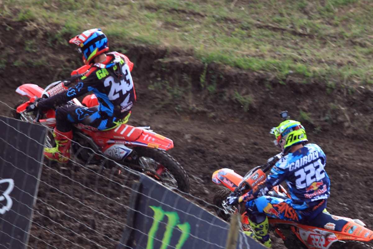 Tim Gajser führt das Feld in die erste Kurve