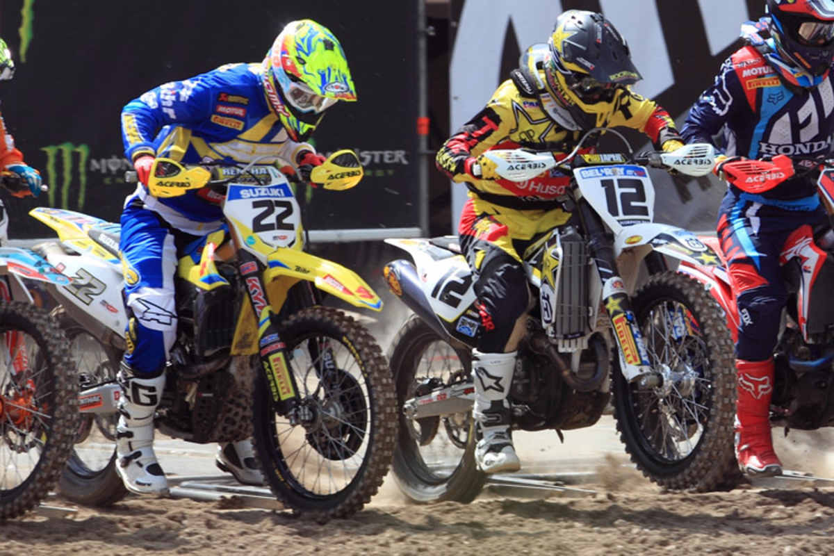 Kevin Strijbos (22) verlor schon am Start viel Boden gegen Max Nagl (12) und musste später wegen eines technischen Defekts aufgeben