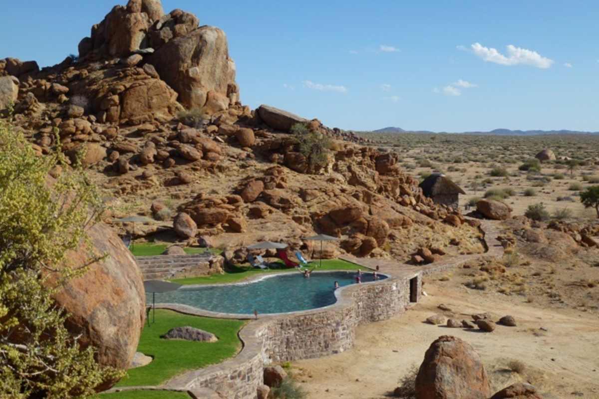 Swimming-Pool mit Aussicht, und kühles Bier gibt es auch